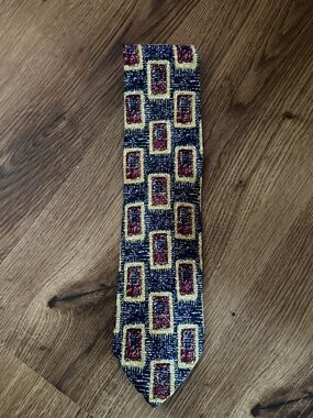 Men's Geometric Pattern Necktie in Yellow, Navy & Red Dona